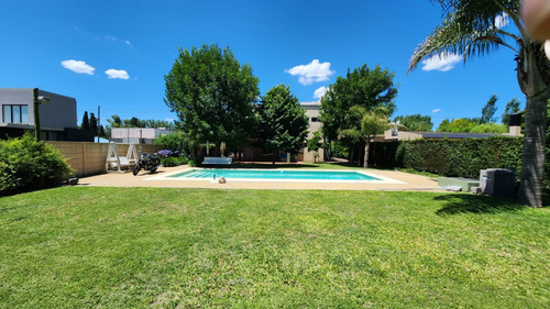 Venta Hermosa Quinta De 5 Ambientes, Barrio Parque La Celia, Ezeiza