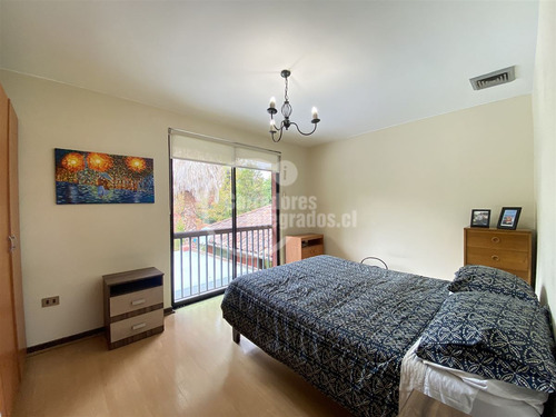 Casa En Venta De 7 Dorm. En Vitacura Santa María.san Benito.