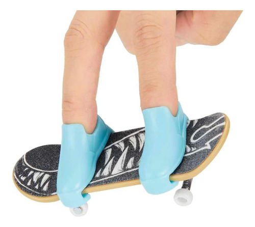 Hot Wheels Mattel Mini Monopatín Con Zapatillas Modelos Surt