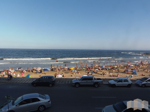 Imagen 6 de 30 de Frente A La Playa