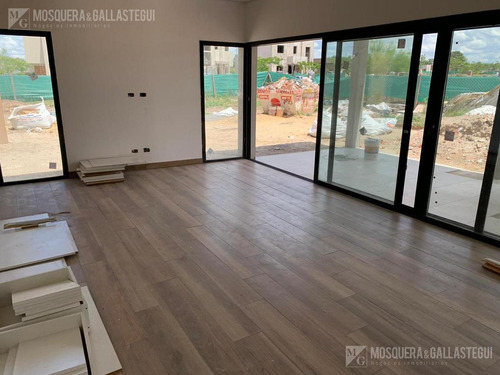 Imagen 3 de 9 de Casa Desarrollada En Planta Baja En Santa Elena