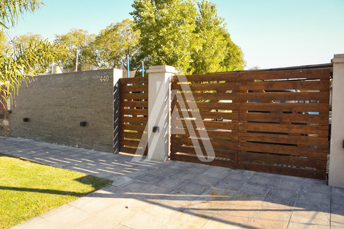 Imagen 1 de 14 de Casa En Venta. La Vanguardia - Constitucion - Rosario