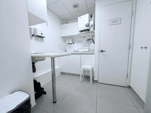 Clínica Dental Equipada A Pasos Metro Colón