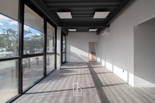 Alquiler Edificio De Oficinas Próximo A La Tahona - Frente A Car One - Excelente Ubicación - Estacionamiento Interno