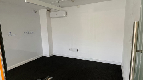 Oficina En Venta, En La Ciudad Vieja, Sobre La Calle Misiones - Con Una Terraza Increible De 40m2 Con Vista Despejada Y Mucho Sol.