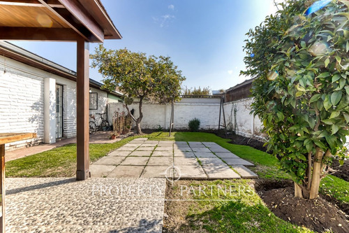 Acogedora Casa Con Gran Patio En Villa Frei Barr...