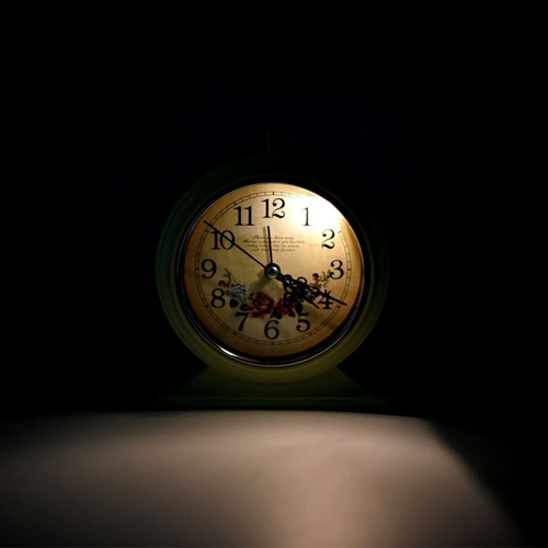 Imagem 4 de 6 de Relógio Despertador De Cabeceira Vintage Com Alarme Retro