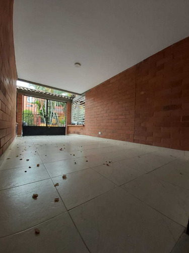 Venta De Casa De Dos Pisos En Caney, Sur De Cali 2054.
