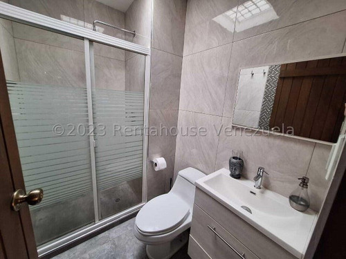 Maria Elena Latouche Se Vende Townhouse: 425 Mts: Pozo, Planta 100% Excelente Ubicación. Moderno Y Cómodo. Ven A Visitarlo!! Mels 24-8814