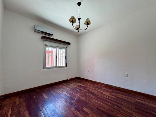 Venta Casa De 2 Dormitorios, Jardín Y Parrillero En Malvín