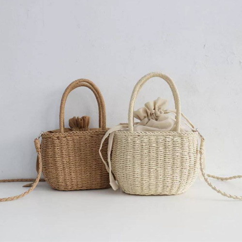 Práctico bolso de playa de paja pequeño de color caramelo para verano