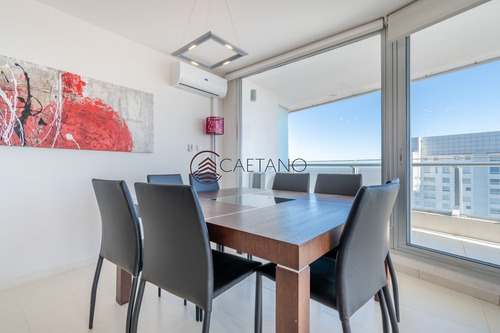 Venta De Apartamento Piso Alto A Pasos De Playa Mansa, Tres Dormitorios Más Servicio- Ref: 2659