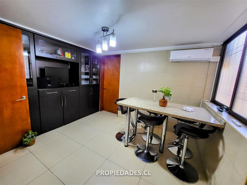 Casa En Venta De 5 Dorm. En Providencia Remodelada