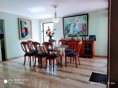 Imagen 9 de 25 de Qta En Venta Calle Cerrada Con Garita Y Portón Electrico. Los Naranjos Del Hatillo
