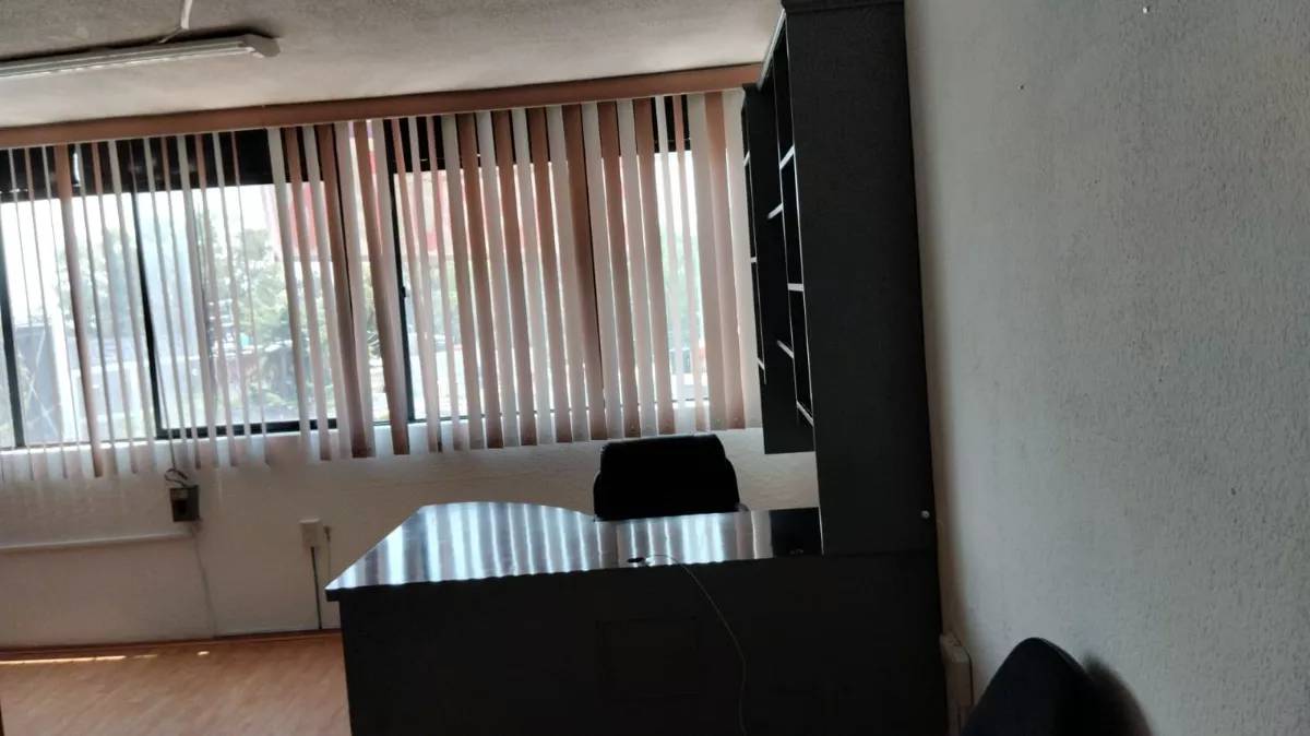 Precioso Despacho En Venta Renovado, Ubicación Privilegiada En Centro Urbano. Incluye Escritorios Y Mesa