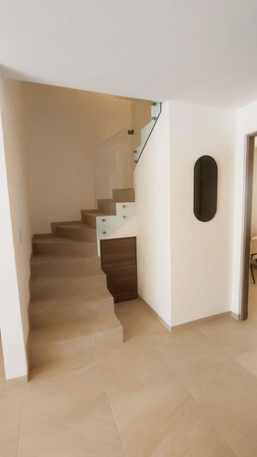 Casa En Venta Entre El Refugio Y Zibata, Estudio O 4ta Recamara, 3.5 Baños