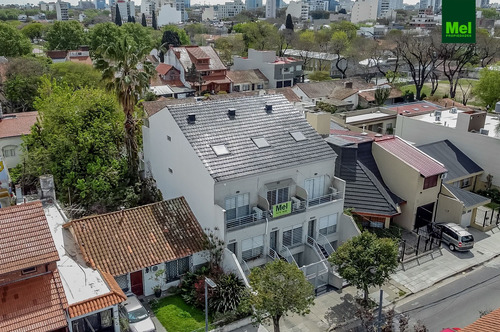 Excelente Triplex 4 Ambientes Con Cochera Fija Y Jardin