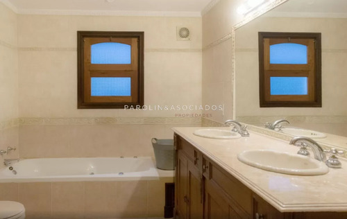 Casa En Venta De 4 Dormitorios En Playa Mansa, Punta Del Este.