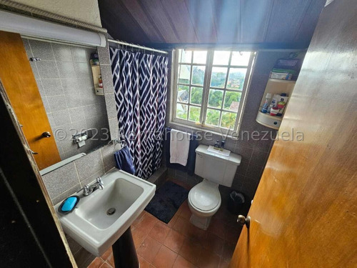Bella Casa Tipo Chalet Holandés En Venta San Antonio De Los Altos 24-9993 Edf