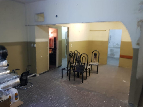 Imagen 3 de 12 de Local Comercial Con Vidriera, Persiana Metálica