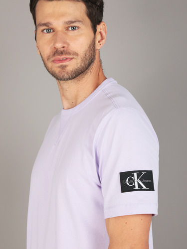 Polera Badge Regular Lila Calvin Klein