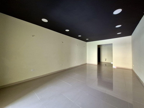 Local En Alquiler En Plaza Comercial Ubicada En Piantini, Santo Domingo, 53m2