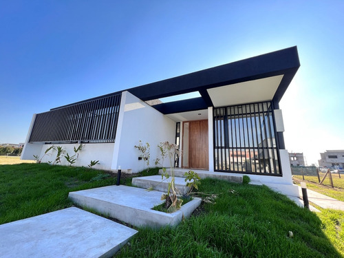 Imagen 2 de 22 de Vendo Casa A Lote Interno En Ceibos, Calidad Unica Con Piscina!! Digna De Ver.