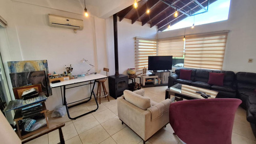 Vendo Casa Amoblada Con Piscina En El Centro De Encarnación: 4 Habitaciones Y 4 Baños