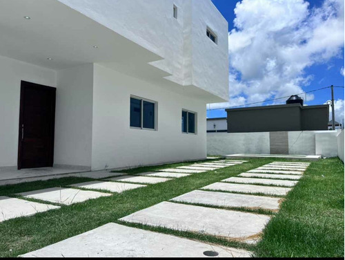 Venta Casa 2 Niveles Con Picuzzy, Punta Cana, Rep. Dom.