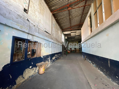 Excelente Galpón Con Locales Y Terreno En Venta En El Centro De Maracay Listo Para Comenzar A Operar En Su Negocio Nela 25-14082
