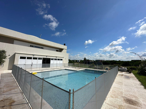 Casa En Venta - 5 Dormitorios 5 Baños - Pinamar