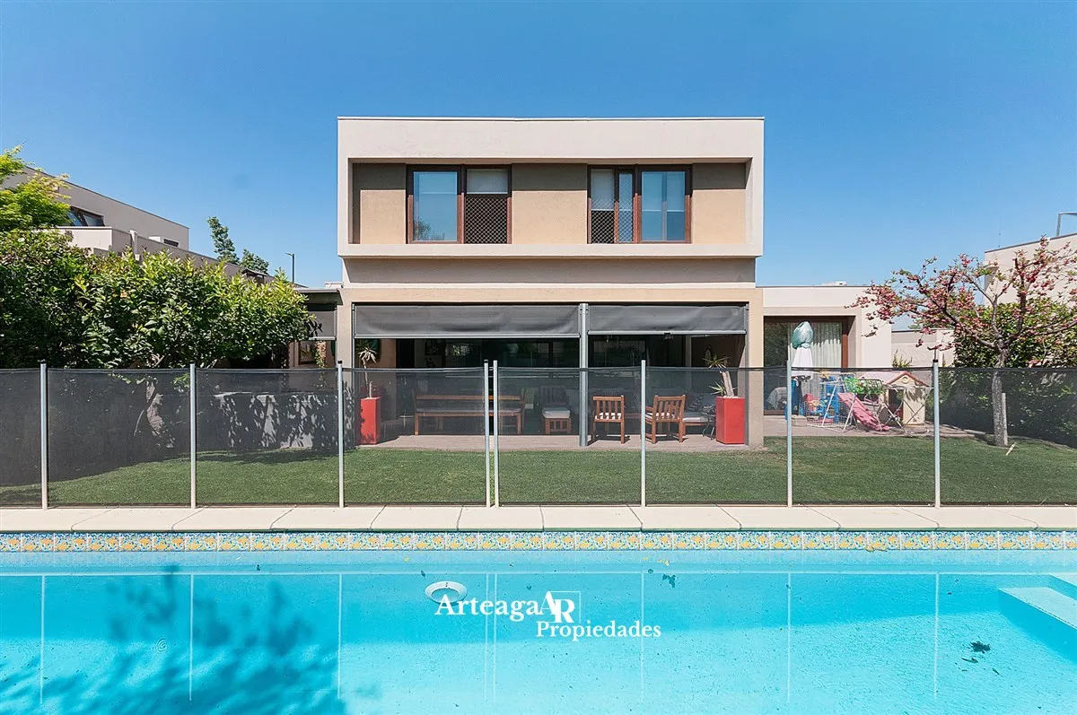 Imagen 1 de 25 de Casa En Venta 3 Dormit., Quincho, Piscina, Piedra Roja
