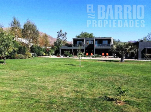 Casa En Venta De 4 Dorm. En Las Brisas De Chicureo