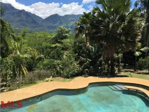 Encantador Lugar, Con Un Diseño Artístico(mls#238626)