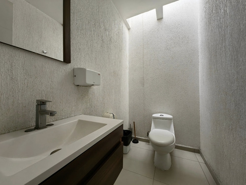 Casa Con Uso De Suelo Para Oficinas En Col. Acacias