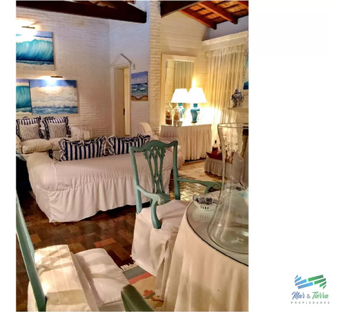 Casa En Venta. A Seis Cuadras Del Mar. Cuenta Con Tres Dormitorios.