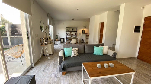 Imagen 6 de 22 de Casa En Venta En City Bell, 2 Dormitorios + Parque