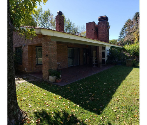 Imagen 2 de 14 de Muy Linda Casa Con Gran Jardín Forestado Y Piscina