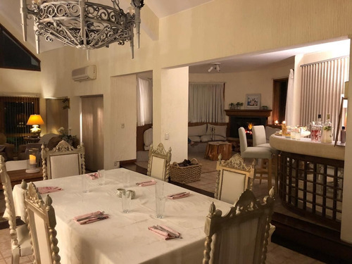 Casa En Venta De 5 Dormitorios En Lugano