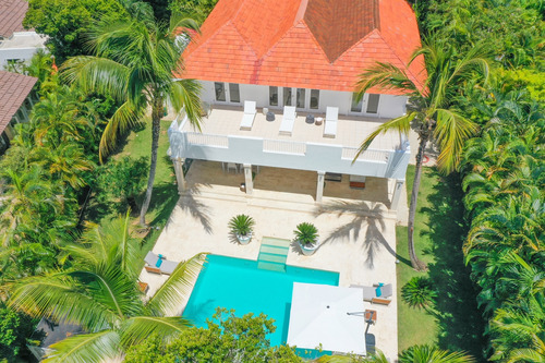 Beautiful Villa Located In The Luxurious And Exclusive Compl