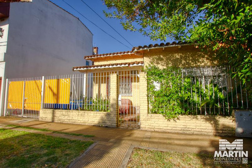 Casa 2 Ambientes Con Jardín Y Cochera - Martínez