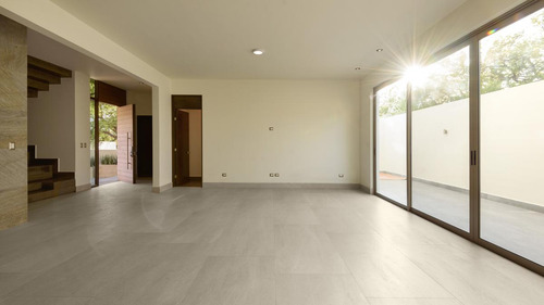 Residencia Con Acabados De Lujo En Dos Encinos, En El Uro Zona Carretera Nacional Con 4ta Recámara En Planta Baja, Frente A Área Verde, Lista Para Estrenar!!