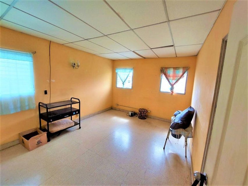 Imagen 4 de 14 de Venta De Casa En Terreno De 692 M2 En Chanis 22-1999gg