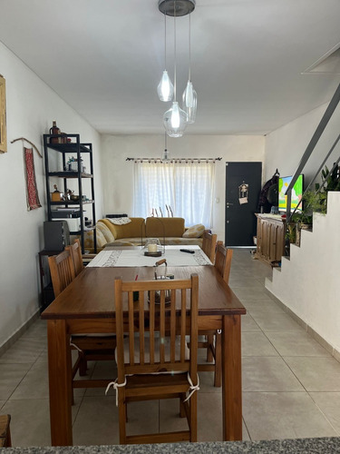 Imagen 4 de 9 de Impecable Duplex 3 Amb Con Jardin Y Cochera