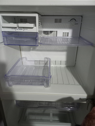 Heladera con freezer Electrolux DF35 color inox con capacidad de 261L
