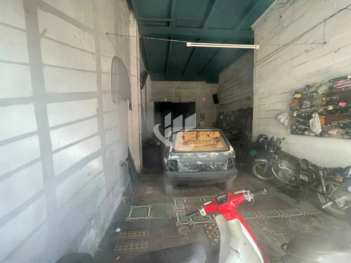 Excepcional Esquina Con 81 M2 De Frente