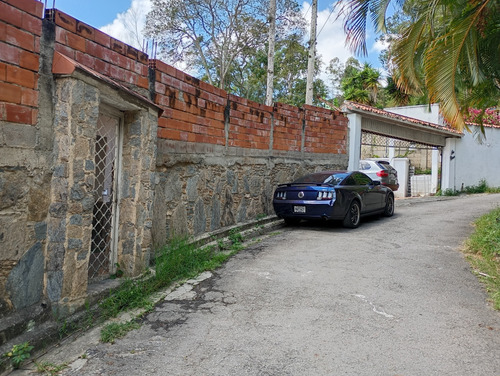 Se Vende Casa Con Amplio Terreno En La Urb. Alto Hatillo