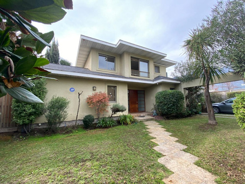Acogedora Casa En Barrio Residencial, Con Acceso Controlado.