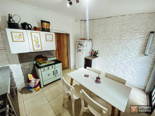 Casa En Venta - 2 Dormitorios 1 Baño - 95mts2 - Abasto, La Plata