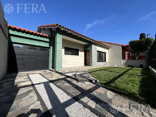Venta De Casa 4 Ambientes Con Cochera Y Jardin En Wilde
